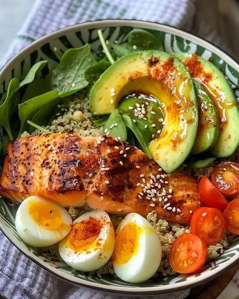 Grilled Salmon and Quinoa Power Bowl with Avocado and Eggs | Homemade Recipes Salmon And Quinoa, Quinoa Power Bowl, Sweets For Diabetics, Avocado Eggs, Salmon Quinoa, Cooked Quinoa, Fish Dinner Recipes, Power Bowl, Protein Bowls