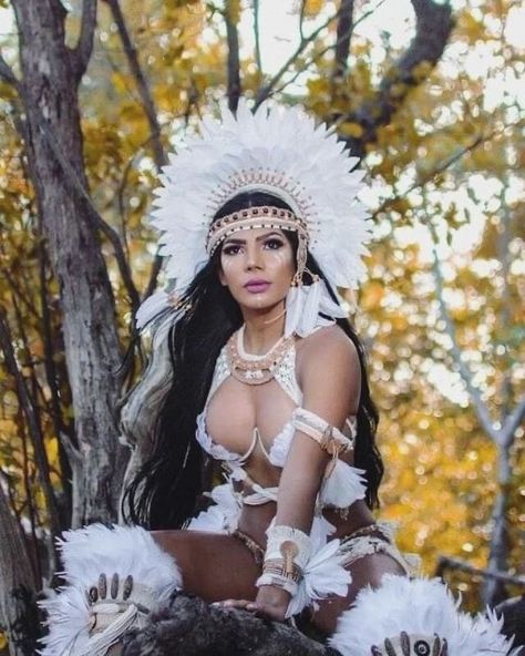 American Indian Girl, Native American Wolf, Time Line, Native American Pictures, Music Festival Outfits, Soyut Sanat Tabloları, Native American Heritage, American Beauty, Native American Indians