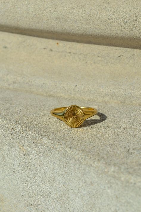 Signet Ring Vintage, Gold Statement Jewelry, Oval Signet Ring, Sun Ring, Memorial Ring, Vintage Gold Rings, Sunflower Ring, Gold Statement Ring, Gold Rings Fashion