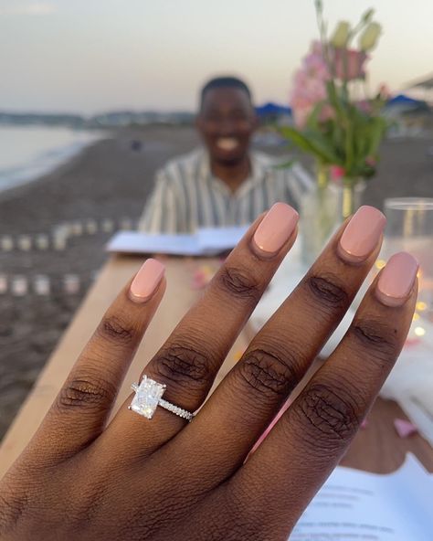 Engagement Ring On Black Woman Hand, Engagement Rings Black Women Hand, Pandora Engagement Ring, Egagement Rings, Engagement Photo Shoot Poses, Couple Engagement Pictures, Trendy Rings, Dream Wedding Decorations, Cute Engagement Rings