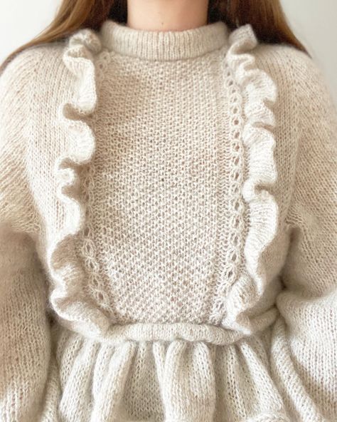 Anne-Sophie Nørby Velling (@augustins.dk) • Instagram photos and videos Knitting Machine Patterns, I Cord, Feminine Blouses, Seed Stitch, 자수 디자인, Beautiful Knitting, Stockinette Stitch, Knit Outfit, Knit Fashion