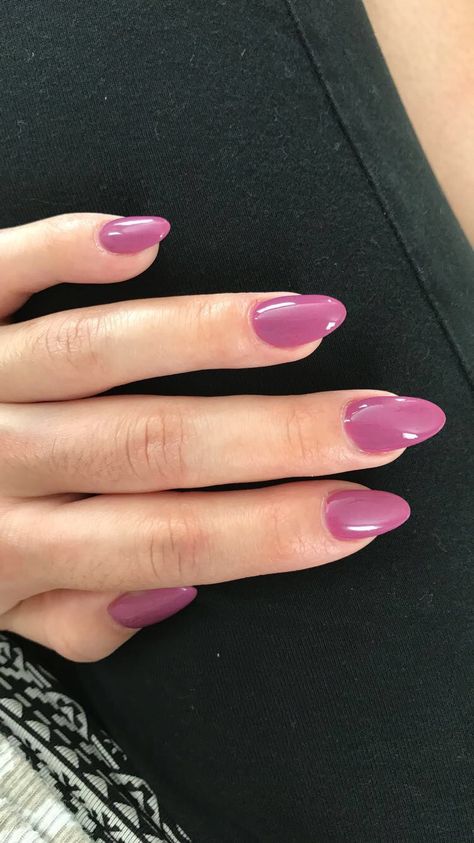 Hot Pink Nails Round Shape, Magenta Nails Aesthetic, Pretty Round Nails, Simple Nails Grunge, Short Almond Nail Colors, Mauve Round Nails, Shirt Round Acrylic Nails, Nails For Magenta Dress, Summer Gel Nails Round