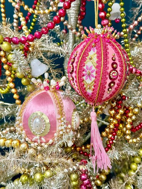 Vintage Sequin Ornaments, Vintage Push Pin Ornaments, Pushpin Ornaments, Diy Vintage Christmas Ornaments, Push Pin Ornaments, Pink Vintage Christmas, Pin Ornaments, Beaded Ornaments Diy, Pink Ornaments