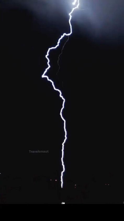 Thunder And Lightning Aesthetic, Thunderstorm Video, Photography Night Sky, Thunder Wallpaper, Green Thunder, Lightning Sky, Thunder Photography, Lightning Photography, Live Backgrounds