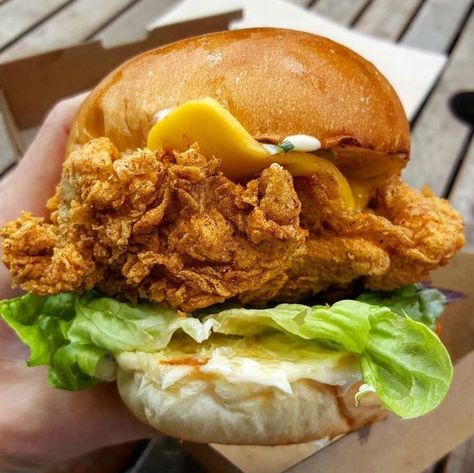 Chicken Burgers Aesthetic, Chicken Burger Aesthetic, Burger Aesthetic, Crispy Chicken Sandwich, Fried Chicken Burger, Chicken Burger, Delicacy Food, Food Goals, Chicken Sandwich