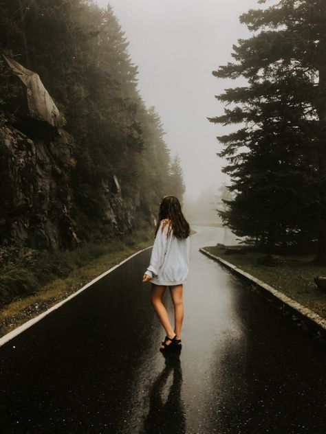 Rainy Outdoor Photoshoot, Rainy Day Senior Photos, Rainy Pictures Ideas, Rainy Day Poses Photo Ideas, Rainy Instagram Photos, Rainy Day Photoshoot Ideas, Raining Senior Pictures, Rainy Portrait Photography, Rainy Senior Pictures Photo Ideas