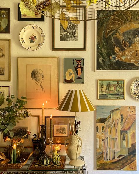 What I love about autumn is that candlelight becomes a true ally in creating a cozy atmosphere and highlighting the eclectic elements of our interiors. This soft light. This soothing glow. May these little vignettes bring you warmth on this Sunday🕯️✨ . . . Gallery Wall | Art gallery wall | Thrifted home | Vintage home style | Modern vintage | Eclectic decor | Maximalist interior | Maximalist style | Eclectic style | Modern Cottage | Cottage style | Cozy home | Cozy interior | Colorful home... Organized Maximalist Decor, Warm Maximalist Decor, Cozy Maximalist Decor, Cozy Gallery Wall, Museum Home Decor, Cozy Eclectic Home, Eclectic Grandma, Traditional Eclectic Decor, Maximalist Decor Eclectic