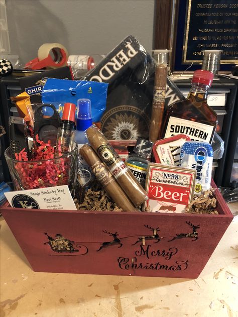 Men Birthday Gift Basket, Alcohol Theme Gift Basket, Men’s Raffle Basket, Wellness Basket Ideas For Men, Men Raffle Basket Ideas, Mens Gift Baskets, Mens Basket Gift Ideas, Bourbon Gift Basket Ideas, Golf Basket Ideas For Men