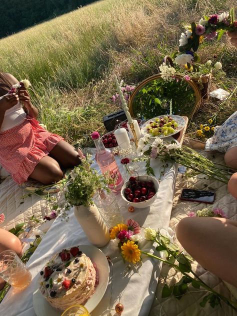 Flower Crown Dinner Party, Midsummer Party, Friend Duo, Girls Night Drinks, Blonde And Brunette Best Friends, Eating Outside, Outside Nature, Garden Dinner, Aesthetic Dinner