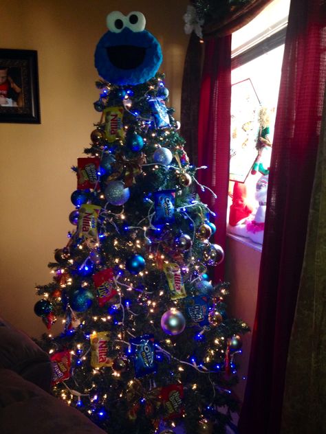 Cookie monster tree🍪 Cookie Monster Christmas Tree Ideas, Cookie Monster Christmas Tree, Cookie Monster Christmas, Monster Christmas Tree, Monster Christmas, Grinch Christmas Decorations, Creative Christmas Trees, Xmas Deco, Grinch Christmas