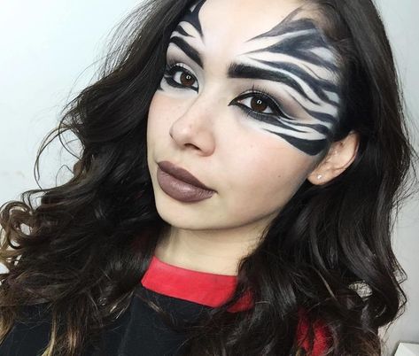 CafeMom.com : Zebra Halloween Makeup : 20 Animal-Inspired Halloween Makeup Looks That Don't Even Need a Costume -- Makeup artist Selena NB thought outside the box with this ultra glam zebra look! But, of course doing one's whole face in black and white stripes is totally acceptable, too! Zebra Face Paint, Leopard Makeup Halloween, Zebra Halloween Costume, Deer Halloween Makeup, Zebra Makeup, Lion Makeup, Unicorn Makeup Halloween, Halloween Makeup Artist, Tiger Makeup