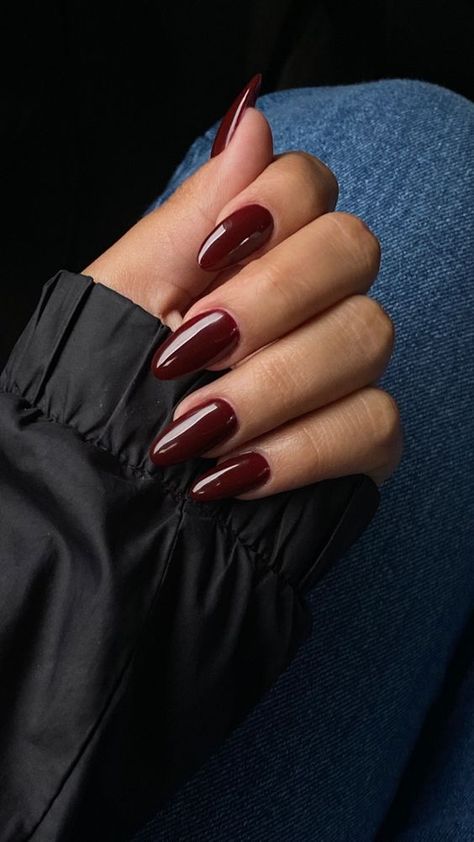 15 Short Fall Nail Ideas for Black Women in 2023 Deep Red Nails, Dark Red Nails, Wine Nails, Kutek Disney, Maroon Nails, Red Acrylic Nails, Cherry Wine, Cherry Nails, Nagel Tips