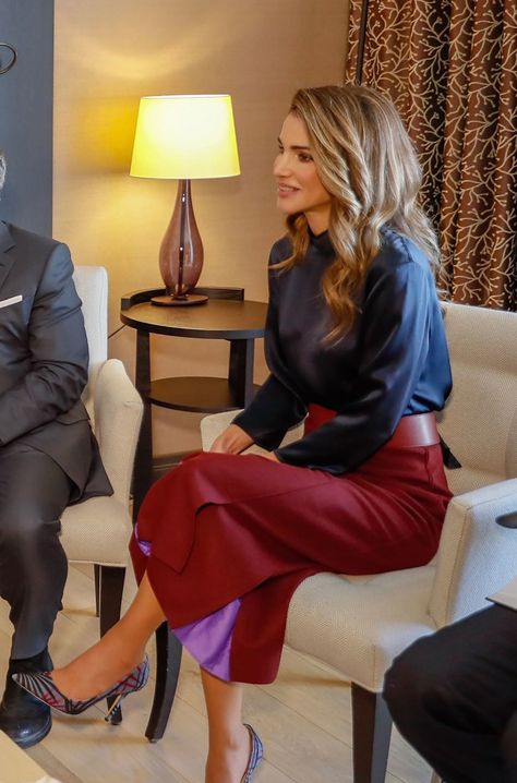 Queen Rania of Jordan Brings Her Royal Style to Snowy Davos - Vogue Queen Rania Of Jordan, Rania Of Jordan, Outfit Travel, Queen Outfit, Perfect Office, Estilo Real, Queen Rania, Travel Winter, Davos