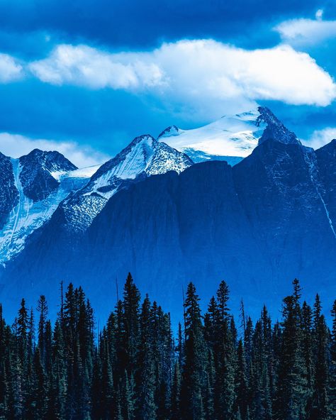 The beauty of Yoho National Park 🌲 Here are a few stunning views from one of Canada’s most breathtaking national parks! 🌿 Located in British Columbia, Yoho National Park is a paradise for nature lovers, packed with towering waterfalls, crystal-clear lakes, and dramatic mountain peaks. The word “Yoho” is a Cree expression of amazement and awe, perfectly capturing the feeling of standing before its rugged beauty. Emerald Lake gets its name from the vibrant green color of its waters, caused b... Yoho National Park, Emerald Lake, Clear Lake, Mountain Peak, Blue Mountains, Blue Mountain, Vibrant Green, Mountaineering, Stunning View