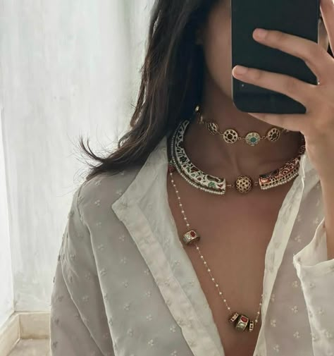 Aesthetic Mangalsutra, Jewellery Layering, Statement Jewelry Outfit, Urban Hotels, Ethereal Jewelry, Bridal Necklace Designs, Saree Jewellery, Bridal Jewelry Vintage, Modern Gold Jewelry