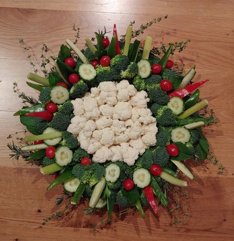 Christmas Wreath Veggie Tray, Veggie Wreath Christmas, Wreath Veggie Tray, Christmas Vegetable Tray, Christmas Veggie Platter, Veggie Platter Ideas, Veggie Wreath, Vegetable Wreath, Santa Veggie Tray