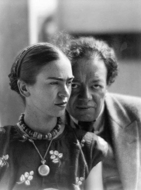 Frida Kahlo & Diego Rivera de la vida real Frida Kahlo And Diego Rivera, Diego Rivera Frida Kahlo, Martin Munkacsi, Frida And Diego, Istoria Artei, Frida Art, Mae West, Gene Kelly, Diego Rivera