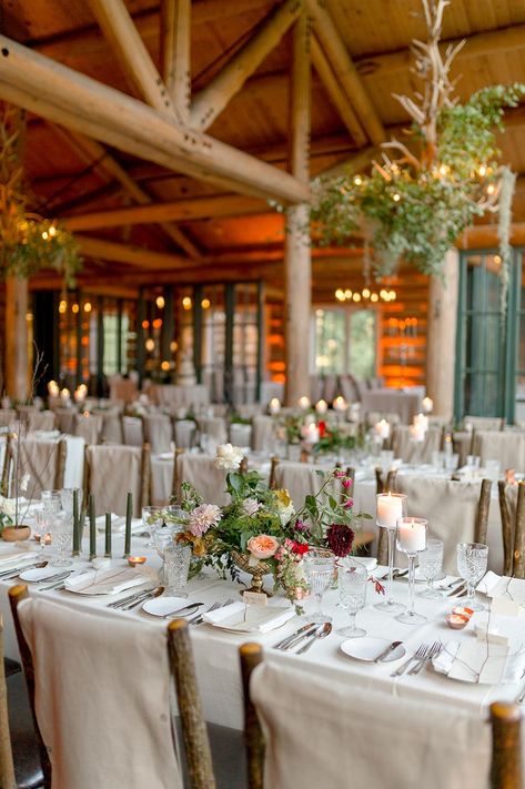 This Colorado wedding in the Rocky Mountains is a botanic lover’s dream #woodlandweddinginspiration #cabinweddingvenues #vintagelaceweddingdress Elegant Lodge Wedding, Wedding Lodge Decor, Mountain Wedding Tablescape, Mountain Wedding Summer, Summer Colorado Wedding, Lodge Wedding Decor, Lodge Wedding Reception, Fall Colorado Wedding, Mountain Lodge Wedding