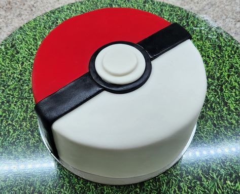 Pokémon Pokéball Cake - caramel mudcake with chocolate ganache and fondant. Pokemon Fondant Cake, Pokemon Ball Cake, Pokeball Cake, Pokémon Cake, Pokemon Birthday Cake, Birthday Inspiration, Pokemon Birthday, Teen Birthday, Red Velvet Cake