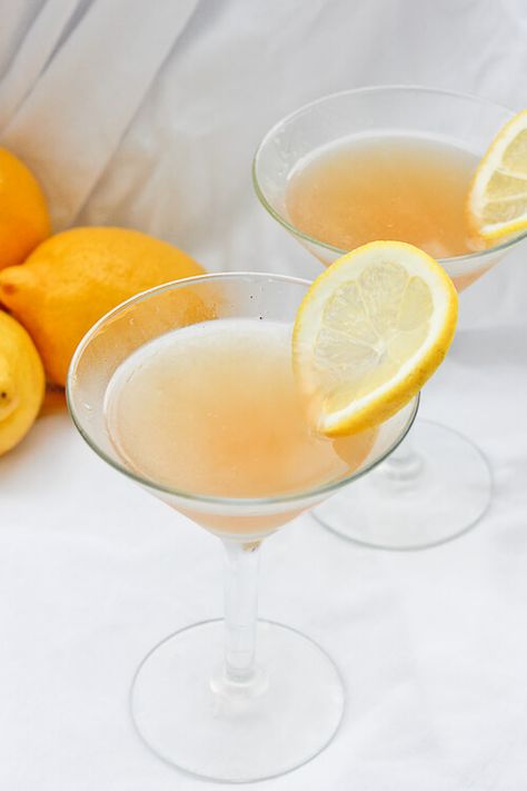 This Lavender Lemon Bourbon Sour is a sweet spring cocktail! Mix one up in no time with lavender simple syrup, lemon juice (or Myer lemon juice), and bourbon. Limoncello Martini, Easy Spring Cocktails, Lavender Simple Syrup, Bourbon Sour, Limoncello Cocktails, Champagne Recipes Cocktails, Champagne Drinks, Sparkling Cocktail, Lemon Drop Martini