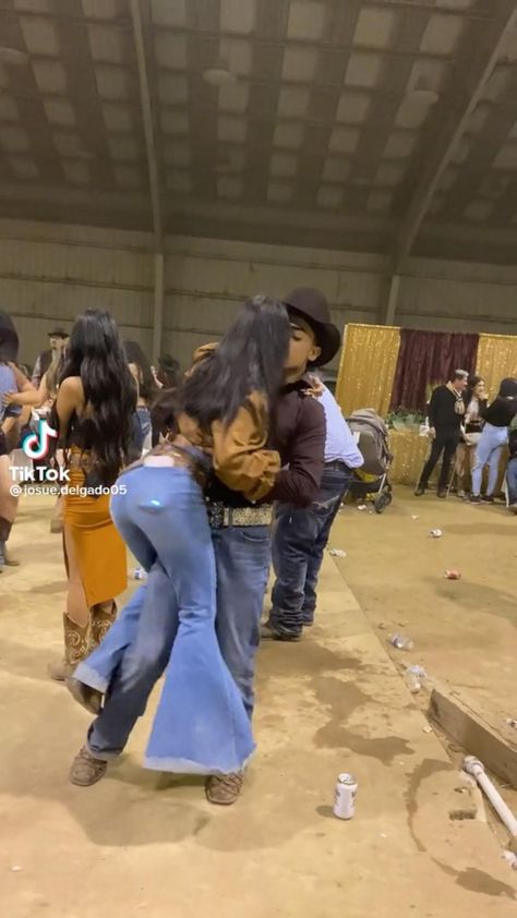 How To Dance To Banda, Quince Dance Outfits, Quince Baile Sorpresa Outfits, Norteñas Outfit Women, Balie Outfits Mexican, Baile Outfits Mexican, Mexican Asethic, Mexican Couple Goals, Baile Sorpresa Outfits Quinceanera