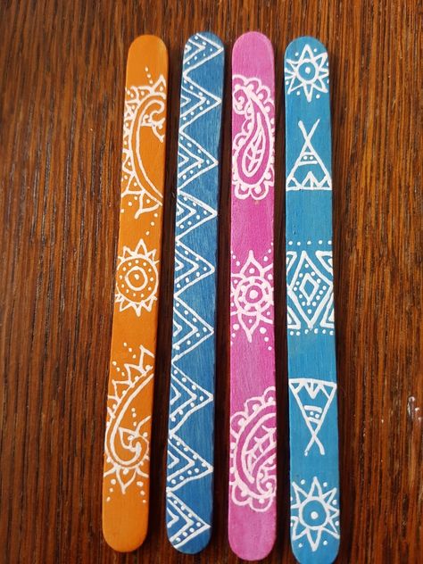 Popsicle doodle art Popsicle Doodle, Popsicle Art, Stick Drawings, Random Crafts, Stick Crafts, Ice Cream Stick, Bookmarks Kids, Popsicle Stick Crafts, Popsicle Stick