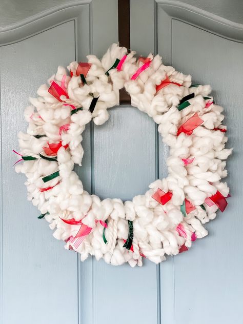 Anthro Yarn Wreath Dupe - Kozy and Co Yarn Loop Wreath, Chunky Yarn Wreath Diy, Diy Wreaths For Front Door Christmas, Winter Wreaths For Front Door Diy, Yarn Wreath Christmas, Yarn Wreath Diy, Diy Wreath Tutorial, Loop Yarn Wreath, Christmas Yarn Wreaths