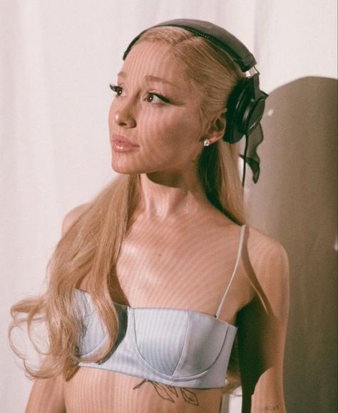 ariana grande butera singer 2023 Ariana Grande Album Cover, Honeymoon Avenue, Ariana Grande News, Ariana Grande Album, Ariana Grande Photos, Ariana G, Cat Valentine, Dangerous Woman, 10 Anniversary