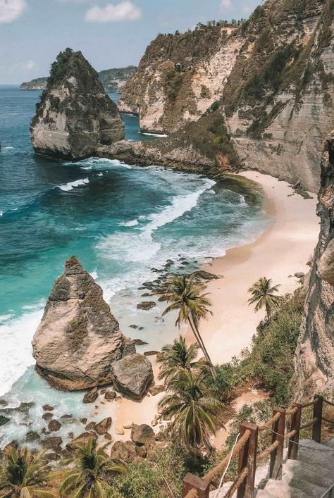 Diamond Beach is a stunning hidden beach located at the bottom of a sheer cliff on the eastern tip of the island of Nusa Penida. The stairway only takes a few minutes to reach the bottom but provides amazing views throughout the climb up and down. #diamondbeach #diamondbeachnusapenida #diamondbeachbali Bali Travel Photography, Nusa Penida Bali, Diamond Beach, Bali Travel Guide, Bali Beaches, Nusa Penida, Bali Island, Hidden Beach, Beach Beauty