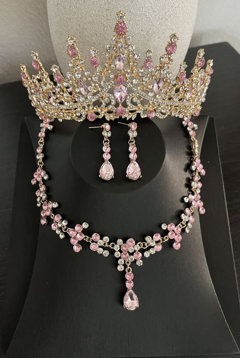 Quince Decor, Sweet 15 Party Ideas Quinceanera, Sweet 15 Party Ideas, Quinceanera Jewelry, Quinceanera Pink, Pink Quince, Quince Decorations, Quinceanera Themes, 14th Birthday