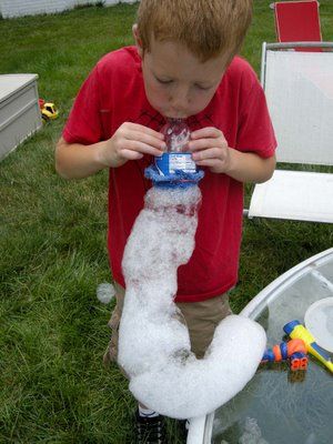 @Wendi Humes, have you tried this? It's super fun and I bet you have all the stuff lying around! Homemade Bubbles, Bubble Fun, How To Make Toys, Summer Activities For Kids, Fun Ideas, Outdoor Fun, Summer Activities, Projects For Kids, Early Childhood