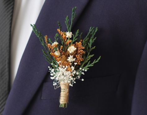 Boutonnières/Wedding Boutonniere/Dry Flower Boutonniere/Mini Dried Flower Bouquet/Dried Boutonniere/Pine Branches Boutonniere Material: Pampas Grass, Fern leaf,Gypsophila,Rabbit grass,maybe more This is a mini item,about 10-12 cm height. Dried flowers are natural flowers that have been processed with a revolutionary technology to maintain their fresh appearance for several months or even years. The substance used in the preservation process are non-toxic, non-corrosive, non-carcinogenic, non-exp Diy Dried Flower Boutonniere, Nontraditional Boutonniere, Western Boutineer Ideas, Pine Boutonniere, Boutinere Ideas Groomsmen, Forest Wedding Bouquet, Phoebe Wedding, Diy Boutonniere Wedding, Dried Boutonniere