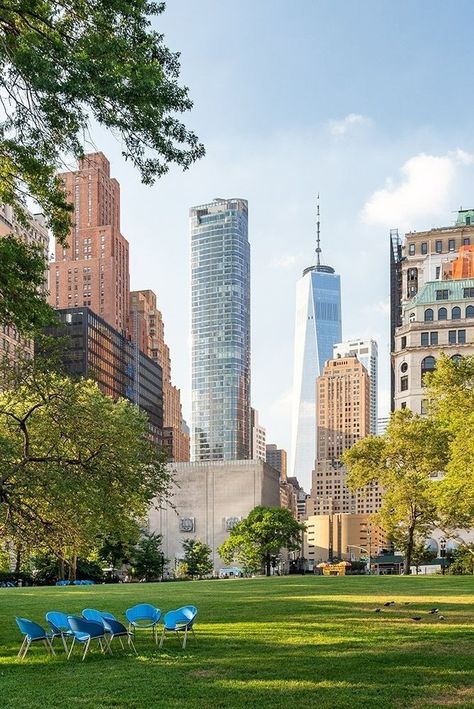 Battery Park City, Battery Park, Nyc Park, Nyc Aesthetic, Picnic Tables, Nyc Skyline, Ellis Island, Natural Scenery, New York New York