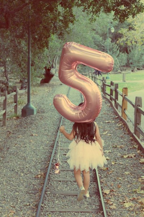 Balloon Number Photoshoot, 5 Year Picture Ideas, Girl 5th Birthday Photoshooting Ideas, Girl Birthday Photoshooting Outdoor, 10th Birthday Girl Photoshooting, 8th Birthday Photoshoot Ideas, 7th Birthday Photoshoot Ideas, Kids Birthday Photoshoot Ideas, 6th Birthday Photoshoot