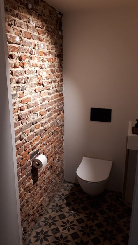 Spanish Toilet Design, Cobblestone Wall Interior, Brick Slip Bathroom, Bathrooms With Brick Walls, Brick Powder Room, Brick Bathroom Ideas, Exposed Brick Bathroom, Brick Wall Bathroom, Bedroom Brick Wall