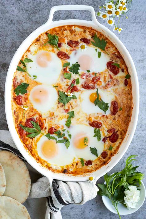 Feta Eggs, Savory Brunch, Oven Baked Eggs, Family Friendly Breakfast, Food Dolls, Baked Eggs Recipe, Shakshuka Recipes, Baked Feta, Easy Oven