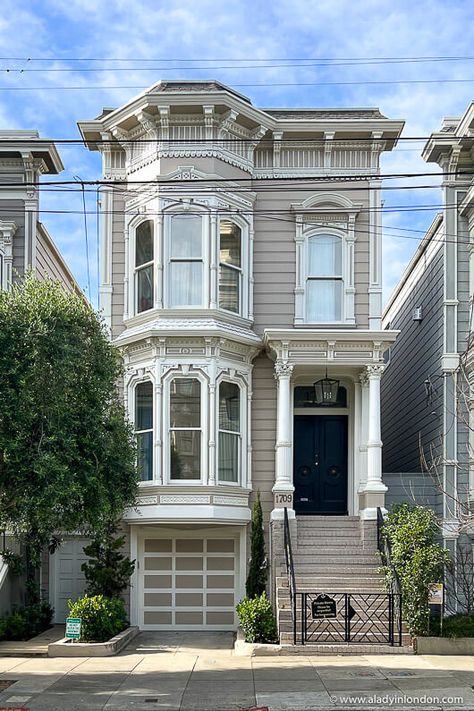 House from Full House in San Francisco Small San Francisco House, Full House San Francisco, San Francisco Townhouse Bloxburg, San Francisco Townhouses, San Francisco Kitchen, Sanfransico California House, Full House House Layout, Sanfransico House, Bloxburg San Francisco House