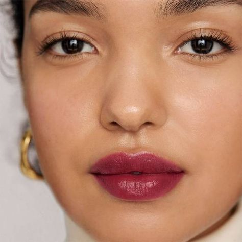 Reviewed: Merit's New Signature Lip Lightweight Lipstick | Who What Wear Berry Color Makeup, Soft Berry Lipstick, Lipstick For Tan Skin, Berry Lip Makeup Look, Berry Makeup, Berry Lipstick, Lip Trends, Inspo Makeup, Minimalist Makeup