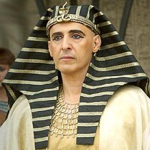 Exodus Gods And Kings, Egyptian Headdress, Ancient Egyptian Clothing, Egyptian Man, Egyptian Party, Pharaoh Costume, Sejarah Asia, Egyptian Clothing, Egypt Concept Art