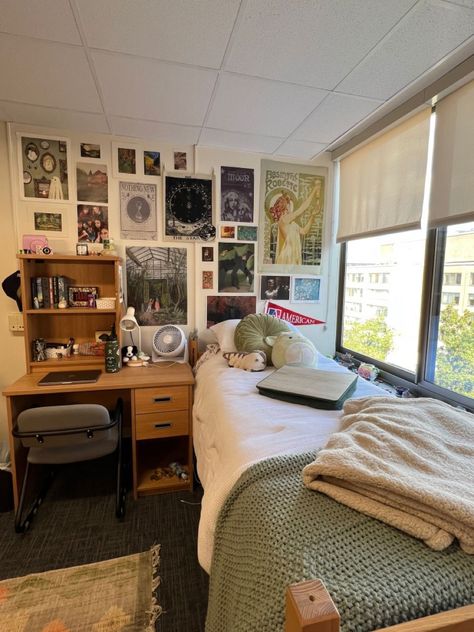 Dorm Room Desk Setup, Vintage Dorm Room Aesthetic, Dorm Single Room Ideas, Vintage Dorm Room Ideas, Single Dorm Room Ideas, Dorm Inspo Cozy, Dorm Vibes, Vintage Dorm, College Dorm Inspo