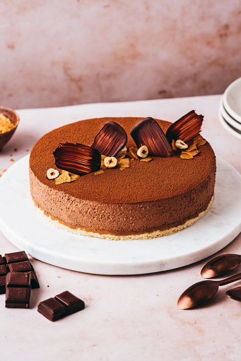 Un entremets à partager pour toutes les occasions : le Royal Chocolat ! Avec sa mousse chocolat fondante, son croustillant praliné et sa dacquoise moelleuse, c'est un plaisir à chaque bouchée... Pour le décor, je vous propose de le saupoudrer d'un peu de cacao amer et de réaliser ces éléments en chocolat. Promis, ce n'est pas si compliqué ! Pistachio Dessert, Pistachio Cookies, Raspberry Mousse, Desserts With Biscuits, Chocolate Pastry, Chocolate Decorations, Creamy Chocolate, Chocolate Almonds, Fish And Chips