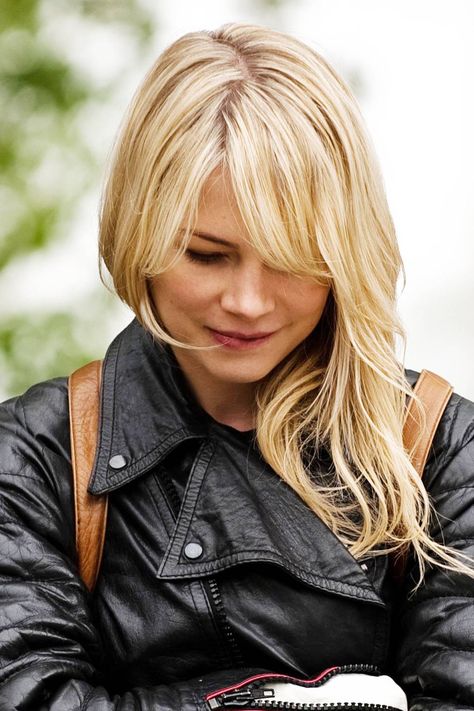 In [i]Blue Valentine[/i] her hair was long and tousled, with a side-parted fringe. Michelle Williams Hair, Michelle Williams Style, My Week With Marilyn, Actress Award, Long Fringe Hairstyles, Shutter Island, Valentine Hair, Best Actress Award, Bangs For Round Face