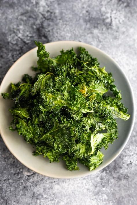 overhead view of a plate full of kale chips Taquitos Healthy, March Meal Plan, Clean Eating Meal Prep Recipes, Low Carb Meal Prep Recipes, Kale Dishes, Baked Kale Chips, Kale Chip, Crunchy Kale, Sweet Peas And Saffron