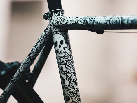 Bici Retro, Bicycle Paint Job, Paint Bike, Biking Diy, Bicycle Painting, Push Bikes, Fixie Bike, Blog Art, Cool Bike Accessories