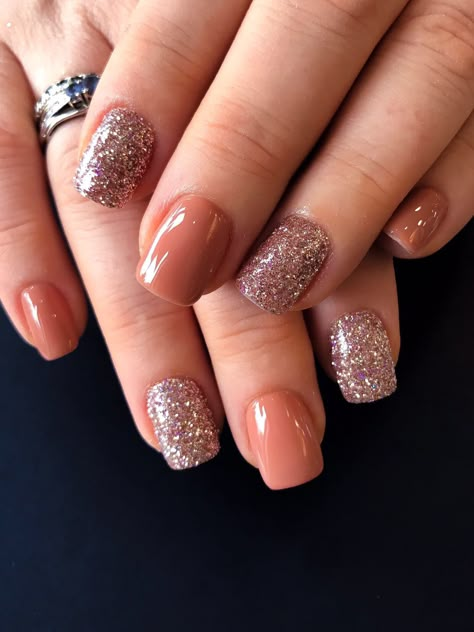 Fall Nails For A Wedding, Fall Gel Nail Inspiration, Nails For Fall Wedding Bridesmaid, Fall Nails 2023 Glitter, Fall Nails Ombre Glitter, Orange Wedding Nails For Bride, Fall Dip Nails Ideas Autumn, Neutral Christmas Nails Dip, Fall Sparkle Nails Glitter