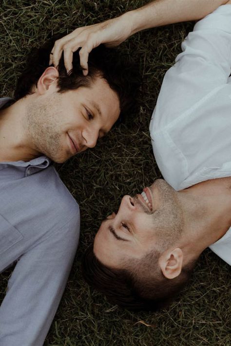 Gay Couple Photoshoot, Gay Photoshoot, Couples Photoshoot Poses Romantic, Couples Kiss, Couple Shoots, Outdoor Couple, Film Photos, Gay Romance, Reading Romance