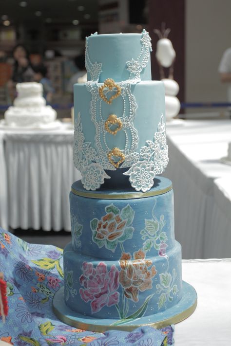 Peranakan Decoration, Batik Cake, Wedding Malaysia, Kebaya Nyonya, Nyonya Kebaya, Corak Batik, Baba Nyonya, Design Batik, Unique Cakes Designs