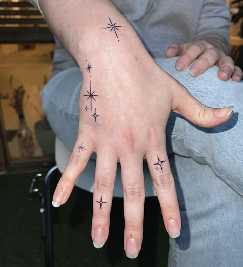 Star Knee Tattoo, Nonbinary Tattoo, Do It Yourself Tattoo, Tatuaje Studio Ghibli, Gifts For Eid, Small Star Tattoos, Stars Tattoo, Tattoo Inspiration Men, Finger Tattoo