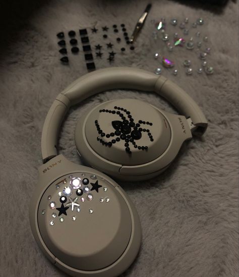 bedazzled Bedazzled Aesthetic, Bedazzled Beats, Bedazzled Headphones, Diy Headphones, Bling Ideas, Aesthetic Phone Case, Beats Headphones, Rich Girl, Diy And Crafts