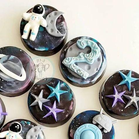 It's not a cakepop, It's a POP Thang ! on Instagram: "Space is an inspirational concept that allows you to dream big. • • • #oreos #space #astronauttreats #spacetreats #nasa #cookies #igcookies #bakinglove #fondant #yum #desserts #birthdaytreats  #treatmaker #partyplanner #eventdesign #luxurytreats #confections #lvfoodie #lvtreats #lasvegas #decoratedcookies #chocolatedipped #cookiesofinstagram #bdayfavors #elegantsweets #eventdecor #customoreos #popthang" Space Themed Oreos, Outer Space Baby Shower, Baby Shower Cake Pops, Space Stuff, Space Baby, Fondant Cookies, Space Party, Birthday Treats, Space Theme